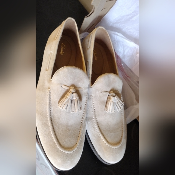 NIB MEN'S CLARKS TAUPE LOAFERS - Picture 6 of 12